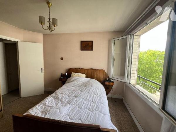 Dans une résidence sécurisée avec gardienne et ascenseur, découvrez ce charmant appartement de ...