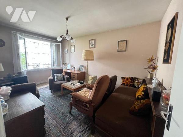 Dans une résidence sécurisée avec gardienne et ascenseur, découvrez ce charmant appartement de ...