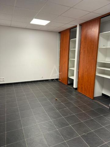 À Louer – Ensemble de bureaux + espaces techniques / stockage