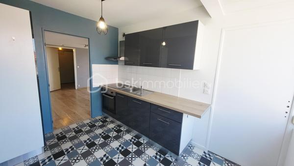 Vous recherchez un appartement lumineux avec une grande pièce de vie et complètement modulable grâce à sa distribution ? Ne cherchez plus, celui-ci sera parfait. Situé au cœur de la ville, avec tous les commerces et transports à proximité immédiate, ce bien est composé d'une entrée indépendante avec penderie, de deux chambres, d'une salle de douche et d'une cuisine équipée; vous pourrez facilement vous projeter. 
Les + de cet appartement :
 -Accès par ascenseur
 -Grande pièce de vie traversante
 -Très lumineux
Un garage fermé en sous-sol peut être ajouté à ce lot.
Des questions ? Une visite ? Contactez moi sans tarder !!!