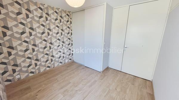 Vous recherchez un appartement lumineux avec une grande pièce de vie et complètement modulable grâce à sa distribution ? Ne cherchez plus, celui-ci sera parfait. Situé au cœur de la ville, avec tous les commerces et transports à proximité immédiate, ce bien est composé d'une entrée indépendante avec penderie, de deux chambres, d'une salle de douche et d'une cuisine équipée; vous pourrez facilement vous projeter. 
Les + de cet appartement :
 -Accès par ascenseur
 -Grande pièce de vie traversante
 -Très lumineux
Un garage fermé en sous-sol peut être ajouté à ce lot.
Des questions ? Une visite ? Contactez moi sans tarder !!!
