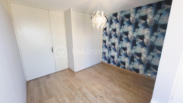 Vous recherchez un appartement lumineux avec une grande pièce de vie et complètement modulable grâce à sa distribution ? Ne cherchez plus, celui-ci sera parfait. Situé au cœur de la ville, avec tous les commerces et transports à proximité immédiate, ce bien est composé d'une entrée indépendante avec penderie, de deux chambres, d'une salle de douche et d'une cuisine équipée; vous pourrez facilement vous projeter. 
Les + de cet appartement :
 -Accès par ascenseur
 -Grande pièce de vie traversante
 -Très lumineux
Un garage fermé en sous-sol peut être ajouté à ce lot.
Des questions ? Une visite ? Contactez moi sans tarder !!!