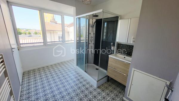 Vous recherchez un appartement lumineux avec une grande pièce de vie et complètement modulable grâce à sa distribution ? Ne cherchez plus, celui-ci sera parfait. Situé au cœur de la ville, avec tous les commerces et transports à proximité immédiate, ce bien est composé d'une entrée indépendante avec penderie, de deux chambres, d'une salle de douche et d'une cuisine équipée; vous pourrez facilement vous projeter. 
Les + de cet appartement :
 -Accès par ascenseur
 -Grande pièce de vie traversante
 -Très lumineux
Un garage fermé en sous-sol peut être ajouté à ce lot.
Des questions ? Une visite ? Contactez moi sans tarder !!!