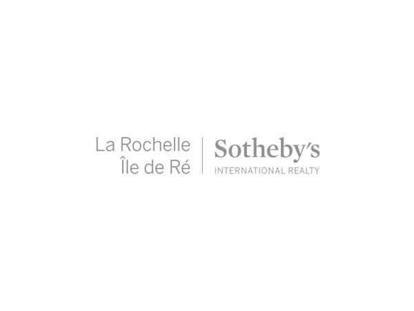 Longère à quelques minutes de La Rochelle en centre village entièrement rénovée avec goût