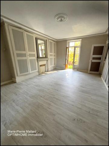 Belle maison en pierres de pays avec nombreuses dépendance à MONTBOUCHER (23)