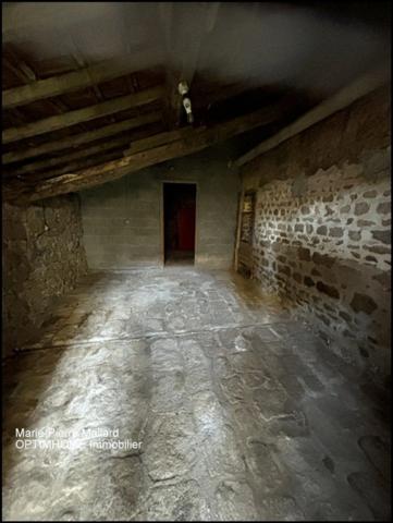 Belle maison en pierres de pays avec nombreuses dépendance à MONTBOUCHER (23)