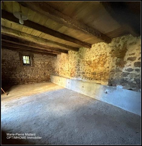 Belle maison en pierres de pays avec nombreuses dépendance à MONTBOUCHER (23)