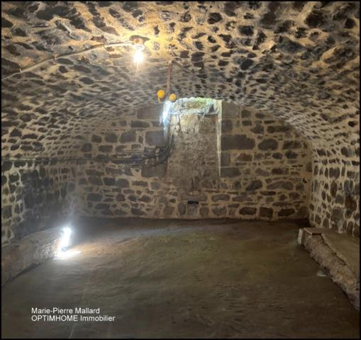Belle maison en pierres de pays avec nombreuses dépendance à MONTBOUCHER (23)