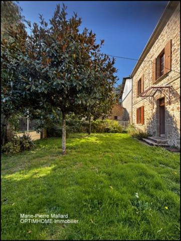 Belle maison en pierres de pays avec nombreuses dépendance à MONTBOUCHER (23)