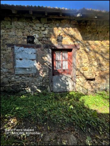 Belle maison en pierres de pays avec nombreuses dépendance à MONTBOUCHER (23)