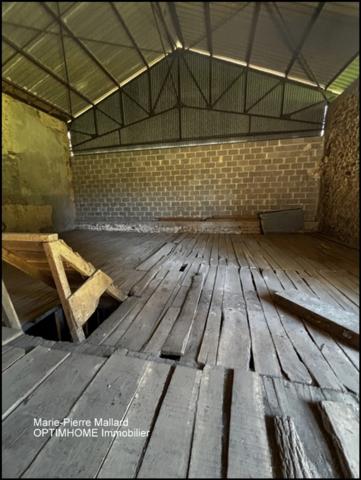 Belle maison en pierres de pays avec nombreuses dépendance à MONTBOUCHER (23)