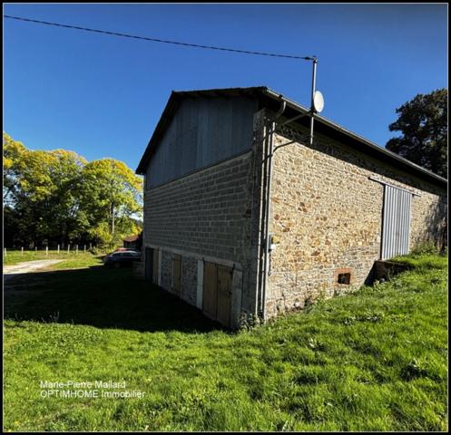 Belle maison en pierres de pays avec nombreuses dépendance à MONTBOUCHER (23)