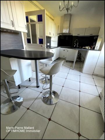 Belle maison en pierres de pays avec nombreuses dépendance à MONTBOUCHER (23)