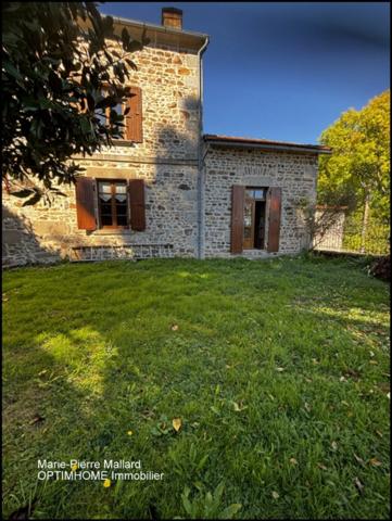 Belle maison en pierres de pays avec nombreuses dépendance à MONTBOUCHER (23)