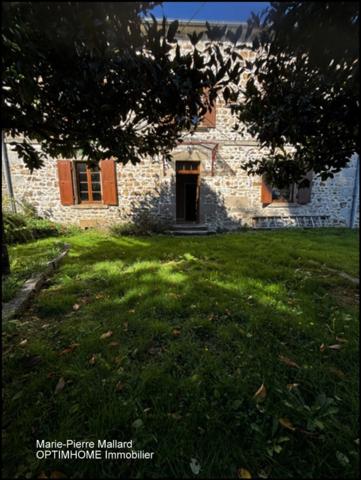 Belle maison en pierres de pays avec nombreuses dépendance à MONTBOUCHER (23)