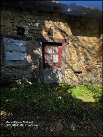 Belle maison en pierres de pays avec nombreuses dépendance à MONTBOUCHER (23)
