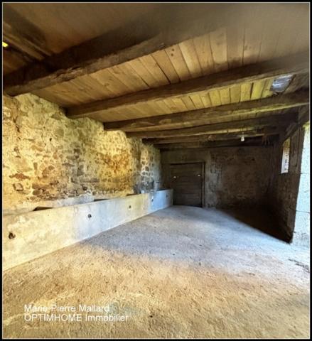 Belle maison en pierres de pays avec nombreuses dépendance à MONTBOUCHER (23)