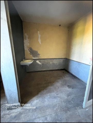 Belle maison en pierres de pays avec nombreuses dépendance à MONTBOUCHER (23)