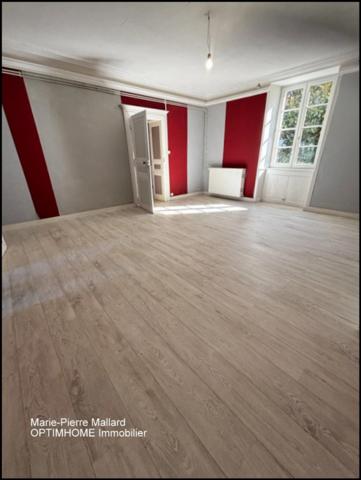 Belle maison en pierres de pays avec nombreuses dépendance à MONTBOUCHER (23)