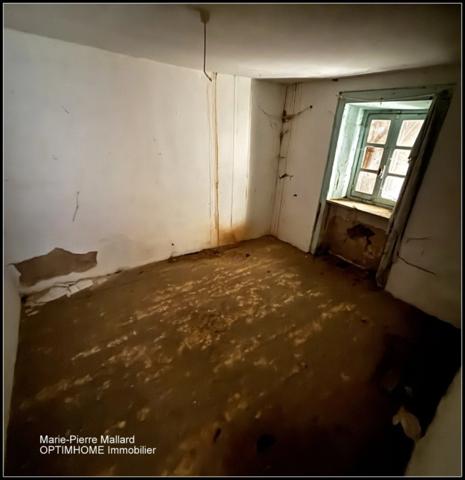 Belle maison en pierres de pays avec nombreuses dépendance à MONTBOUCHER (23)