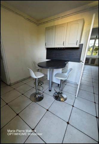 Belle maison en pierres de pays avec nombreuses dépendance à MONTBOUCHER (23)