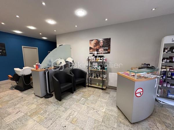 Dpt Hautes Pyrénées (65), à vendre BAGNERES DE BIGORRE Salon de coiffure

Vente d'un fonds de commerce d'un Salon de coiffure à Bagnères ville thermale et touristique, avec clientèle fidèle depuis des années et clientèle de passage.
offrant aujourd'hui une opportunité rare de reprise dans un cadre professionnel exemplaire.
Située dans une rue idéalement placée, parking à proximité, elle bénéficie d'un emplacement royal

Pas de travaux à prévoir.
Parking à proximité.
Affaire saine avec salariées, espace salon + réserve + wc
départ en retraite après 31 ans d'exploitation. Fermé le dimanche et le lundi.
Plus de renseignements sur demande.

L'ensemble a été pensé avec soin et qualité :
Électricité plomberie refaites en 2001
Éclairage LED complet, basse consommation
Double vitrage
Chauffage changé en 2025
Commerce clé en main, prêt à travailler dès le lendemain

Matériel professionnel inclus dans la cession avec stock
Une affaire saine, prête à reprendre dans l'instant.
L'âme du lieu et sa réputation assurent une activité pérenne et rentable, dans un environnement professionnel et humain rare.

Plus de renseignements et éléments sur appel téléphonique.
Une visite s'impose sans tarder.