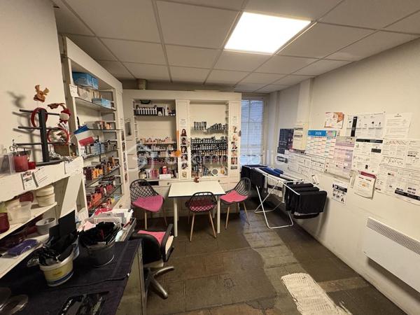 Dpt Hautes Pyrénées (65), à vendre BAGNERES DE BIGORRE Salon de coiffure

Vente d'un fonds de commerce d'un Salon de coiffure à Bagnères ville thermale et touristique, avec clientèle fidèle depuis des années et clientèle de passage.
offrant aujourd'hui une opportunité rare de reprise dans un cadre professionnel exemplaire.
Située dans une rue idéalement placée, parking à proximité, elle bénéficie d'un emplacement royal

Pas de travaux à prévoir.
Parking à proximité.
Affaire saine avec salariées, espace salon + réserve + wc
départ en retraite après 31 ans d'exploitation. Fermé le dimanche et le lundi.
Plus de renseignements sur demande.

L'ensemble a été pensé avec soin et qualité :
Électricité plomberie refaites en 2001
Éclairage LED complet, basse consommation
Double vitrage
Chauffage changé en 2025
Commerce clé en main, prêt à travailler dès le lendemain

Matériel professionnel inclus dans la cession avec stock
Une affaire saine, prête à reprendre dans l'instant.
L'âme du lieu et sa réputation assurent une activité pérenne et rentable, dans un environnement professionnel et humain rare.

Plus de renseignements et éléments sur appel téléphonique.
Une visite s'impose sans tarder.