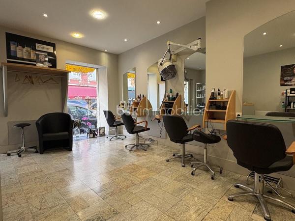 Dpt Hautes Pyrénées (65), à vendre BAGNERES DE BIGORRE Salon de coiffure

Vente d'un fonds de commerce d'un Salon de coiffure à Bagnères ville thermale et touristique, avec clientèle fidèle depuis des années et clientèle de passage.
offrant aujourd'hui une opportunité rare de reprise dans un cadre professionnel exemplaire.
Située dans une rue idéalement placée, parking à proximité, elle bénéficie d'un emplacement royal

Pas de travaux à prévoir.
Parking à proximité.
Affaire saine avec salariées, espace salon + réserve + wc
départ en retraite après 31 ans d'exploitation. Fermé le dimanche et le lundi.
Plus de renseignements sur demande.

L'ensemble a été pensé avec soin et qualité :
Électricité plomberie refaites en 2001
Éclairage LED complet, basse consommation
Double vitrage
Chauffage changé en 2025
Commerce clé en main, prêt à travailler dès le lendemain

Matériel professionnel inclus dans la cession avec stock
Une affaire saine, prête à reprendre dans l'instant.
L'âme du lieu et sa réputation assurent une activité pérenne et rentable, dans un environnement professionnel et humain rare.

Plus de renseignements et éléments sur appel téléphonique.
Une visite s'impose sans tarder.