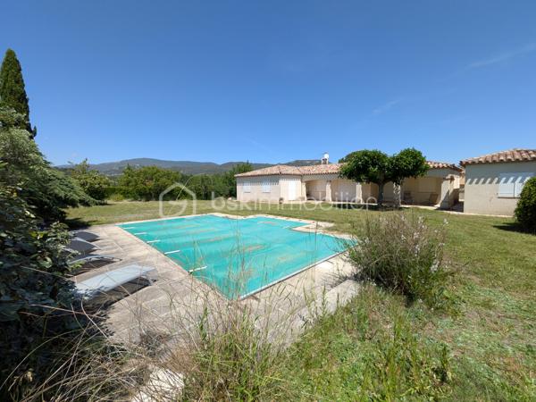 Lumineuse villa 4 faces de plain-pied de 128 m², exposée plein Sud avec vue imprenable sur le Canigou.

Cette agréable maison se compose d’un hall d’entrée desservant une belle pièce de vie salon/séjour, une cuisine équipée, une buanderie et un cellier.

L’espace nuit comprend quatre chambres avec rangements, une salle de bain équipée d’une baignoire et d’une douche ainsi qu’un WC indépendant avec lave-mains.

Un garage indépendant d’environ 39 m² permet d’accueillir deux véhicules.

À l’extérieur, vous profiterez d’un vaste terrain arboré de 2000 m² avec arrosage, d’une piscine avec terrasse ainsi que d’un environnement calme et reposant.

Cette agréable villa réunit tous les atouts pour profiter pleinement d’un cadre de vie paisible et privilégié face au Canigou.

Un bien à découvrir rapidement!