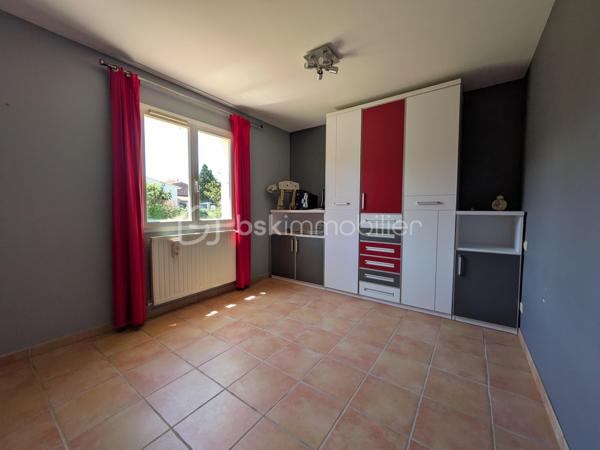 Lumineuse villa 4 faces de plain-pied de 128 m², exposée plein Sud avec vue imprenable sur le Canigou.

Cette agréable maison se compose d’un hall d’entrée desservant une belle pièce de vie salon/séjour, une cuisine équipée, une buanderie et un cellier.

L’espace nuit comprend quatre chambres avec rangements, une salle de bain équipée d’une baignoire et d’une douche ainsi qu’un WC indépendant avec lave-mains.

Un garage indépendant d’environ 39 m² permet d’accueillir deux véhicules.

À l’extérieur, vous profiterez d’un vaste terrain arboré de 2000 m² avec arrosage, d’une piscine avec terrasse ainsi que d’un environnement calme et reposant.

Cette agréable villa réunit tous les atouts pour profiter pleinement d’un cadre de vie paisible et privilégié face au Canigou.

Un bien à découvrir rapidement!