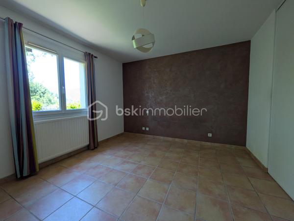 Lumineuse villa 4 faces de plain-pied de 128 m², exposée plein Sud avec vue imprenable sur le Canigou.

Cette agréable maison se compose d’un hall d’entrée desservant une belle pièce de vie salon/séjour, une cuisine équipée, une buanderie et un cellier.

L’espace nuit comprend quatre chambres avec rangements, une salle de bain équipée d’une baignoire et d’une douche ainsi qu’un WC indépendant avec lave-mains.

Un garage indépendant d’environ 39 m² permet d’accueillir deux véhicules.

À l’extérieur, vous profiterez d’un vaste terrain arboré de 2000 m² avec arrosage, d’une piscine avec terrasse ainsi que d’un environnement calme et reposant.

Cette agréable villa réunit tous les atouts pour profiter pleinement d’un cadre de vie paisible et privilégié face au Canigou.

Un bien à découvrir rapidement!
