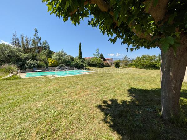 Lumineuse villa 4 faces de plain-pied de 128 m², exposée plein Sud avec vue imprenable sur le Canigou.

Cette agréable maison se compose d’un hall d’entrée desservant une belle pièce de vie salon/séjour, une cuisine équipée, une buanderie et un cellier.

L’espace nuit comprend quatre chambres avec rangements, une salle de bain équipée d’une baignoire et d’une douche ainsi qu’un WC indépendant avec lave-mains.

Un garage indépendant d’environ 39 m² permet d’accueillir deux véhicules.

À l’extérieur, vous profiterez d’un vaste terrain arboré de 2000 m² avec arrosage, d’une piscine avec terrasse ainsi que d’un environnement calme et reposant.

Cette agréable villa réunit tous les atouts pour profiter pleinement d’un cadre de vie paisible et privilégié face au Canigou.

Un bien à découvrir rapidement!