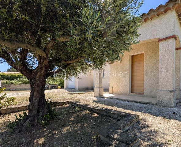 Lumineuse villa 4 faces de plain-pied de 128 m², exposée plein Sud avec vue imprenable sur le Canigou.

Cette agréable maison se compose d’un hall d’entrée desservant une belle pièce de vie salon/séjour, une cuisine équipée, une buanderie et un cellier.

L’espace nuit comprend quatre chambres avec rangements, une salle de bain équipée d’une baignoire et d’une douche ainsi qu’un WC indépendant avec lave-mains.

Un garage indépendant d’environ 39 m² permet d’accueillir deux véhicules.

À l’extérieur, vous profiterez d’un vaste terrain arboré de 2000 m² avec arrosage, d’une piscine avec terrasse ainsi que d’un environnement calme et reposant.

Cette agréable villa réunit tous les atouts pour profiter pleinement d’un cadre de vie paisible et privilégié face au Canigou.

Un bien à découvrir rapidement!