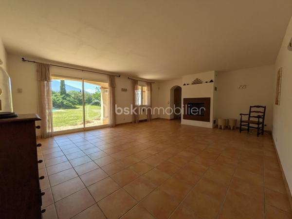 Lumineuse villa 4 faces de plain-pied de 128 m², exposée plein Sud avec vue imprenable sur le Canigou.

Cette agréable maison se compose d’un hall d’entrée desservant une belle pièce de vie salon/séjour, une cuisine équipée, une buanderie et un cellier.

L’espace nuit comprend quatre chambres avec rangements, une salle de bain équipée d’une baignoire et d’une douche ainsi qu’un WC indépendant avec lave-mains.

Un garage indépendant d’environ 39 m² permet d’accueillir deux véhicules.

À l’extérieur, vous profiterez d’un vaste terrain arboré de 2000 m² avec arrosage, d’une piscine avec terrasse ainsi que d’un environnement calme et reposant.

Cette agréable villa réunit tous les atouts pour profiter pleinement d’un cadre de vie paisible et privilégié face au Canigou.

Un bien à découvrir rapidement!