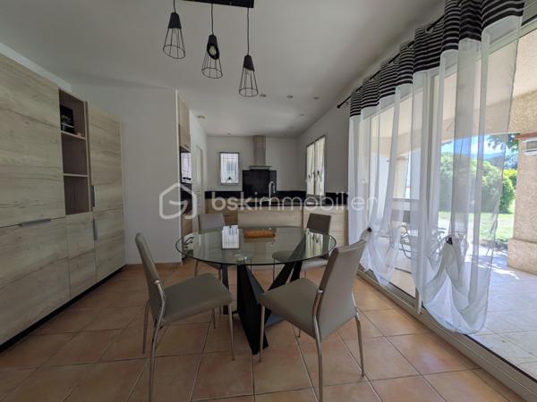 Lumineuse villa 4 faces de plain-pied de 128 m², exposée plein Sud avec vue imprenable sur le Canigou.

Cette agréable maison se compose d’un hall d’entrée desservant une belle pièce de vie salon/séjour, une cuisine équipée, une buanderie et un cellier.

L’espace nuit comprend quatre chambres avec rangements, une salle de bain équipée d’une baignoire et d’une douche ainsi qu’un WC indépendant avec lave-mains.

Un garage indépendant d’environ 39 m² permet d’accueillir deux véhicules.

À l’extérieur, vous profiterez d’un vaste terrain arboré de 2000 m² avec arrosage, d’une piscine avec terrasse ainsi que d’un environnement calme et reposant.

Cette agréable villa réunit tous les atouts pour profiter pleinement d’un cadre de vie paisible et privilégié face au Canigou.

Un bien à découvrir rapidement!