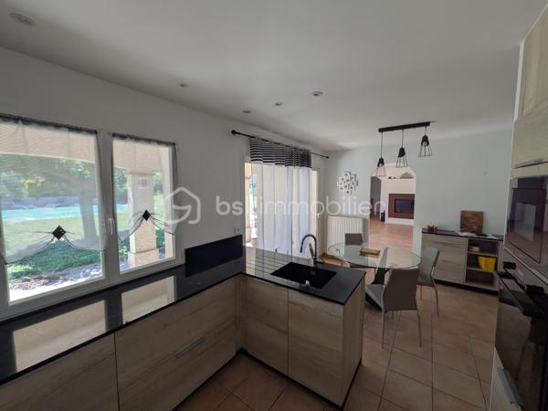 Lumineuse villa 4 faces de plain-pied de 128 m², exposée plein Sud avec vue imprenable sur le Canigou.

Cette agréable maison se compose d’un hall d’entrée desservant une belle pièce de vie salon/séjour, une cuisine équipée, une buanderie et un cellier.

L’espace nuit comprend quatre chambres avec rangements, une salle de bain équipée d’une baignoire et d’une douche ainsi qu’un WC indépendant avec lave-mains.

Un garage indépendant d’environ 39 m² permet d’accueillir deux véhicules.

À l’extérieur, vous profiterez d’un vaste terrain arboré de 2000 m² avec arrosage, d’une piscine avec terrasse ainsi que d’un environnement calme et reposant.

Cette agréable villa réunit tous les atouts pour profiter pleinement d’un cadre de vie paisible et privilégié face au Canigou.

Un bien à découvrir rapidement!