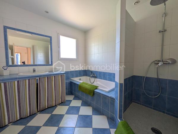 Lumineuse villa 4 faces de plain-pied de 128 m², exposée plein Sud avec vue imprenable sur le Canigou.

Cette agréable maison se compose d’un hall d’entrée desservant une belle pièce de vie salon/séjour, une cuisine équipée, une buanderie et un cellier.

L’espace nuit comprend quatre chambres avec rangements, une salle de bain équipée d’une baignoire et d’une douche ainsi qu’un WC indépendant avec lave-mains.

Un garage indépendant d’environ 39 m² permet d’accueillir deux véhicules.

À l’extérieur, vous profiterez d’un vaste terrain arboré de 2000 m² avec arrosage, d’une piscine avec terrasse ainsi que d’un environnement calme et reposant.

Cette agréable villa réunit tous les atouts pour profiter pleinement d’un cadre de vie paisible et privilégié face au Canigou.

Un bien à découvrir rapidement!