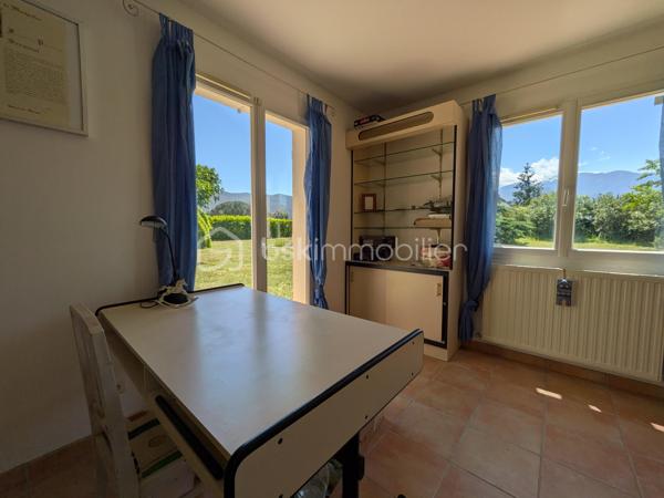 Lumineuse villa 4 faces de plain-pied de 128 m², exposée plein Sud avec vue imprenable sur le Canigou.

Cette agréable maison se compose d’un hall d’entrée desservant une belle pièce de vie salon/séjour, une cuisine équipée, une buanderie et un cellier.

L’espace nuit comprend quatre chambres avec rangements, une salle de bain équipée d’une baignoire et d’une douche ainsi qu’un WC indépendant avec lave-mains.

Un garage indépendant d’environ 39 m² permet d’accueillir deux véhicules.

À l’extérieur, vous profiterez d’un vaste terrain arboré de 2000 m² avec arrosage, d’une piscine avec terrasse ainsi que d’un environnement calme et reposant.

Cette agréable villa réunit tous les atouts pour profiter pleinement d’un cadre de vie paisible et privilégié face au Canigou.

Un bien à découvrir rapidement!