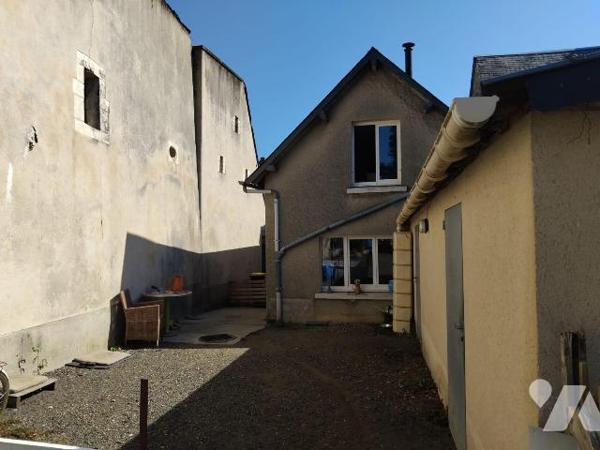 Maison de bourg de 66m² à rénover 
Toiture en ardoises, Fenêtres en PVC double vitrage.
Un sa...