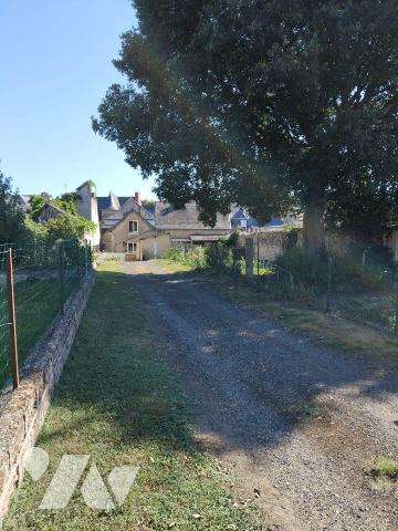 Maison de bourg de 66m² à rénover 
Toiture en ardoises, Fenêtres en PVC double vitrage.
Un sa...