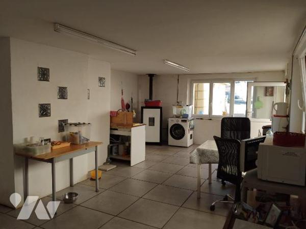 Maison de bourg de 66m² à rénover 
Toiture en ardoises, Fenêtres en PVC double vitrage.
Un sa...