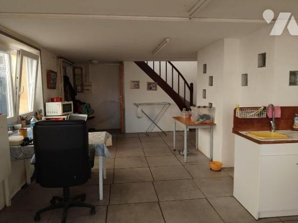 Maison de bourg de 66m² à rénover 
Toiture en ardoises, Fenêtres en PVC double vitrage.
Un sa...