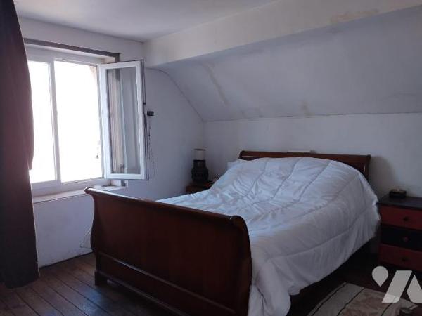 Maison de bourg de 66m² à rénover 
Toiture en ardoises, Fenêtres en PVC double vitrage.
Un sa...