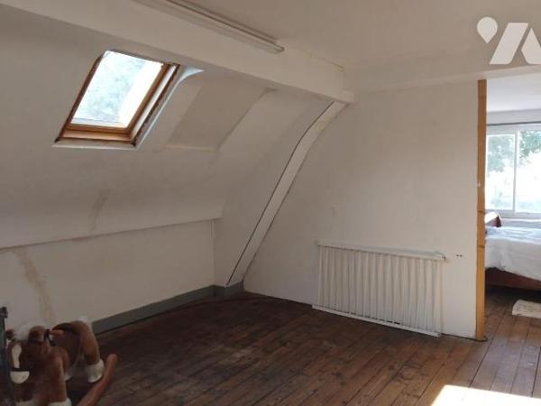 Maison de bourg de 66m² à rénover 
Toiture en ardoises, Fenêtres en PVC double vitrage.
Un sa...