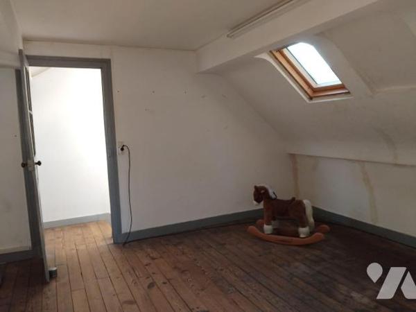 Maison de bourg de 66m² à rénover 
Toiture en ardoises, Fenêtres en PVC double vitrage.
Un sa...