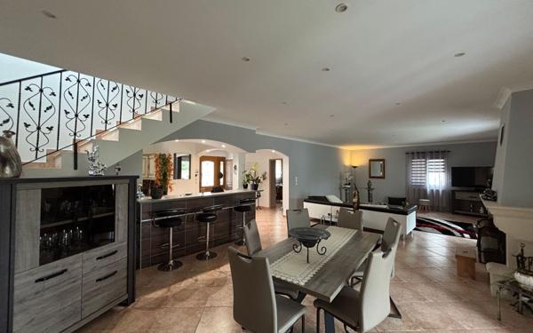 Maison à vendre    7 pièces •  Marguerittes