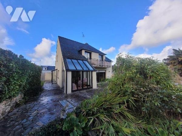 Maison sur le secteur de Dinard, à proximité de la plage du prieuré et des transports. Cette ma...