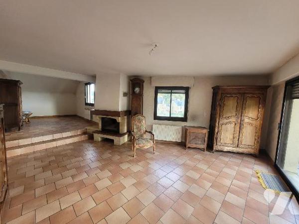 Maison sur le secteur de Dinard, à proximité de la plage du prieuré et des transports. Cette ma...