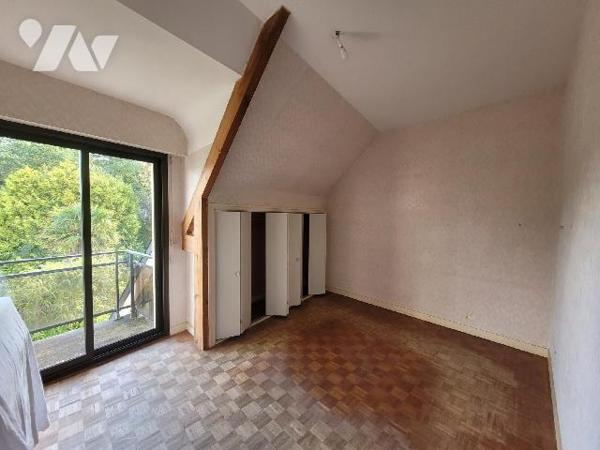 Maison sur le secteur de Dinard, à proximité de la plage du prieuré et des transports. Cette ma...