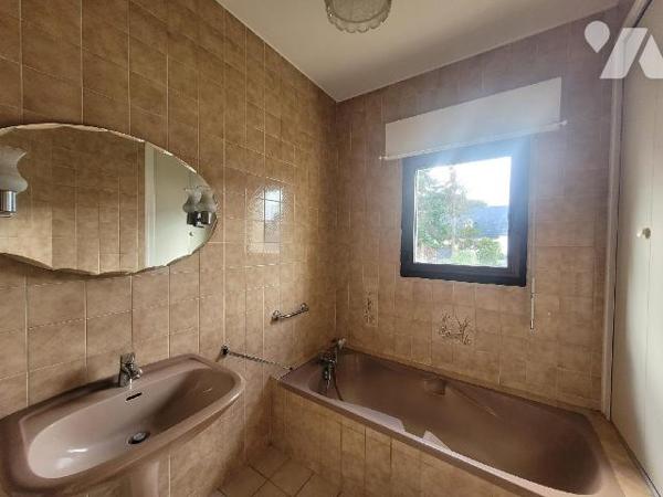 Maison sur le secteur de Dinard, à proximité de la plage du prieuré et des transports. Cette ma...